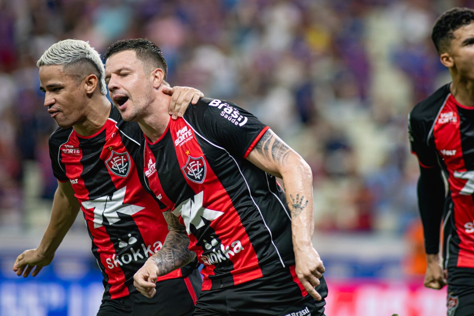 Vitória vira sobre o Fortaleza e fica perto do título do Nordestão