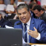 Em pronunciamento, à bancada, senador Nelsinho Trad (PSD-MS).