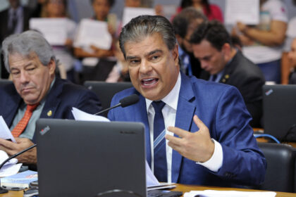 Em pronunciamento, à bancada, senador Nelsinho Trad (PSD-MS).