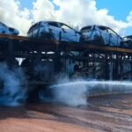 Caminhão-cegonha com 11 carros elétricos pega fogo e interdita trecho da BR-101