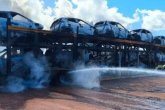 Caminhão-cegonha com 11 carros elétricos pega fogo e interdita trecho da BR-101