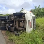 Caminhão tomba na BA-026 após forte neblina em Elísio Medrado