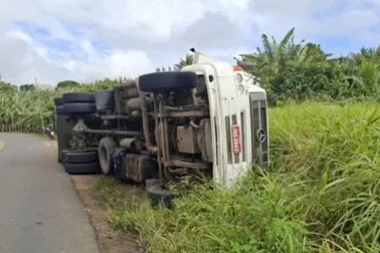 Caminhão tomba na BA-026 após forte neblina em Elísio Medrado