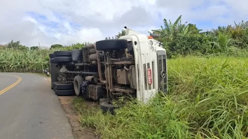 Caminhão tomba na BA-026 após forte neblina em Elísio Medrado
