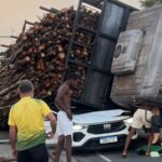 Caminhão tomba sobre carro em Salvador e deixa motorista ferido