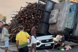 Caminhão tomba sobre carro em Salvador e deixa motorista ferido