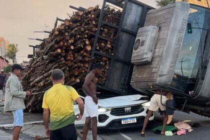 Caminhão tomba sobre carro em Salvador e deixa motorista ferido