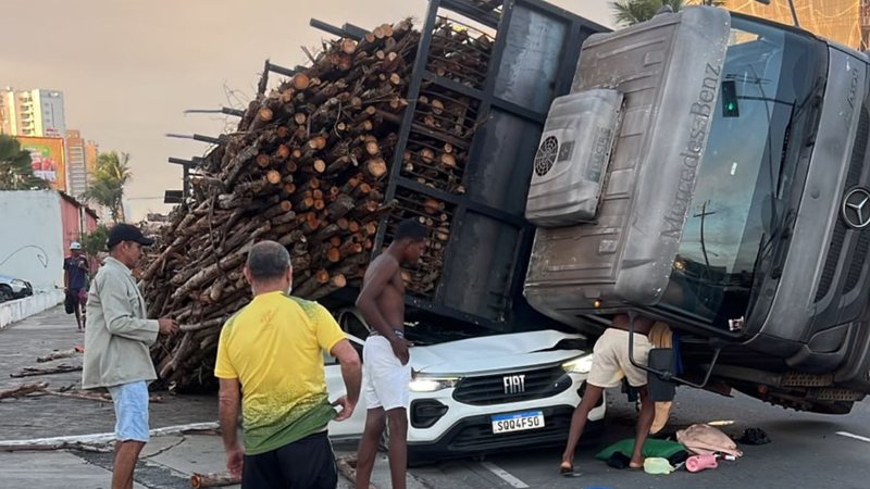 Caminhão tomba sobre carro em Salvador e deixa motorista ferido
