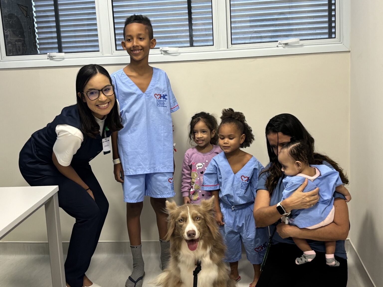 Cão terapeuta leva alegria a crianças internadas