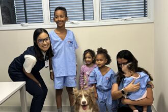 Cão terapeuta leva alegria a crianças internadas