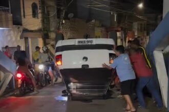 Carro capota após motorista perder controle da direção em ponte de Santo Amaro