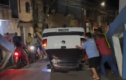 Carro capota após motorista perder controle da direção em ponte de Santo Amaro