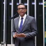 Deputado Otoni de Paula fala ao microfone