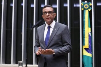 Deputado Otoni de Paula fala ao microfone