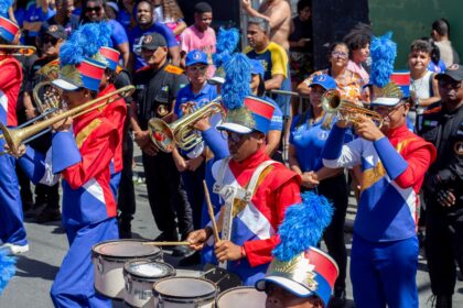 Desfile reúne mais de 900 alunos nos 64 anos de Lauro de Freitas