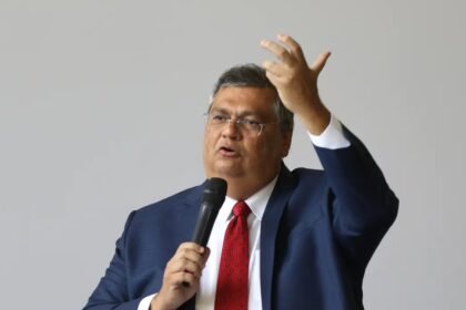 Dino bloqueia R$ 119 milhões de Valdemar por suspeitas em emendas