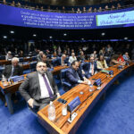 Convidados à bancada participam da sessão especial.