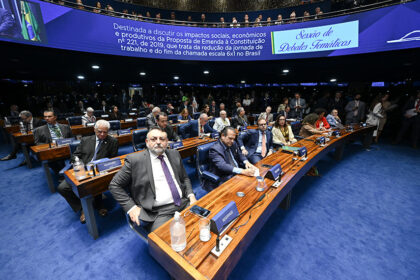 Convidados à bancada participam da sessão especial.