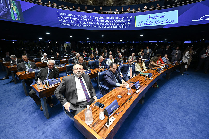 Convidados à bancada participam da sessão especial.