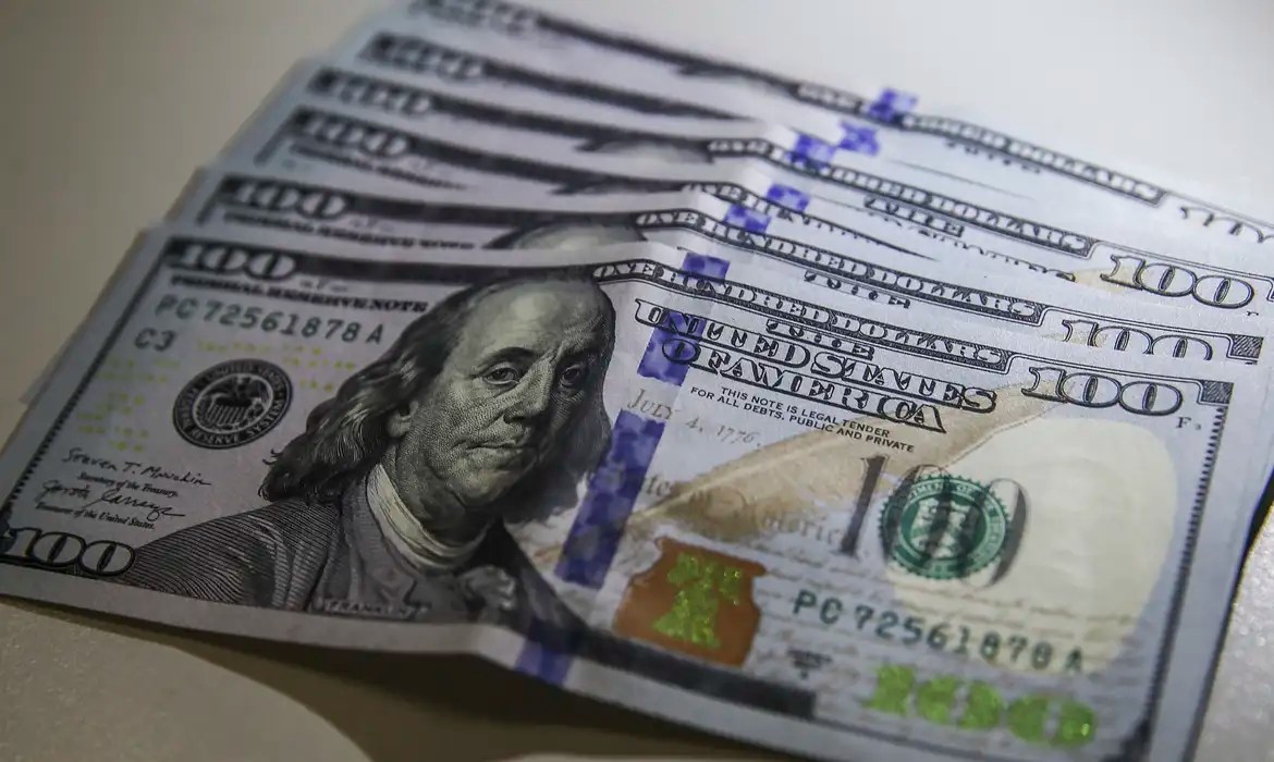 Dólar cai ao menor nível em três semanas; bolsa sobe 1,22%