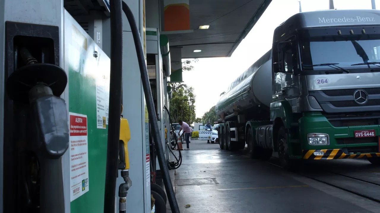 Elevação do etanol na gasolina reacende disputa entre governo e setor automotivo