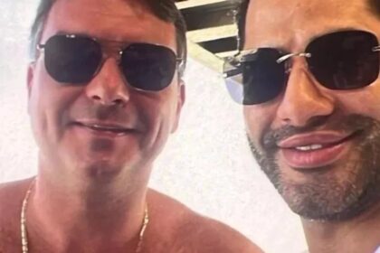 Flávio Bolsonaro aparece em foto com 'Sicário' de Vorcaro