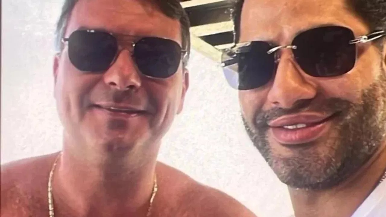 Flávio Bolsonaro aparece em foto com 'Sicário' de Vorcaro