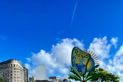 Gestão Bruno Reis é criticada por decorar Salvador com bananeiras artificiais para o 2 de Julho