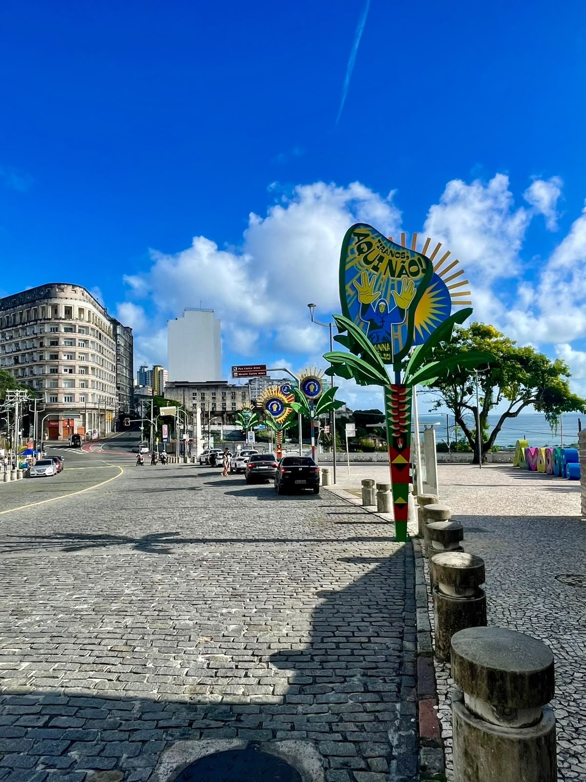 Gestão Bruno Reis é criticada por decorar Salvador com bananeiras artificiais para o 2 de Julho