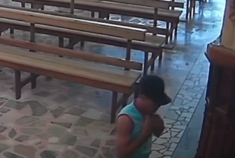 Homem furta dinheiro de cofre de igreja e é flagrado por câmeras de segurança em Minas Gerais