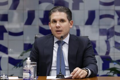 Motta preside a reunião do Colégio de Líderes