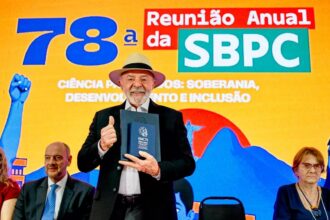 Lula defende investimento em pesquisa e diz que 'não é louco' de brigar com China e EUA