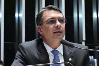 Mais um envolvimento de Flávio Bolsonaro com o Banco Master