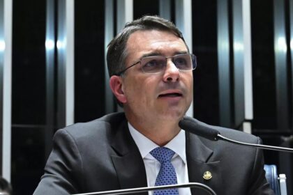 Mais um envolvimento de Flávio Bolsonaro com o Banco Master