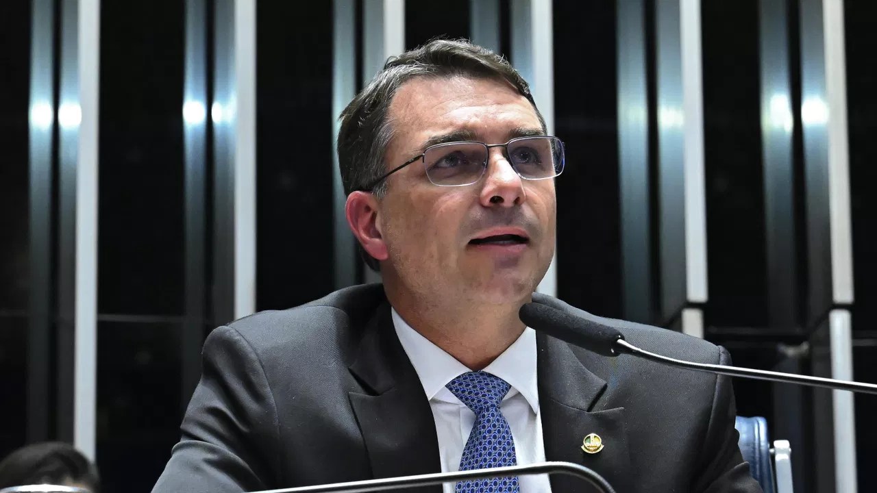 Mais um envolvimento de Flávio Bolsonaro com o Banco Master