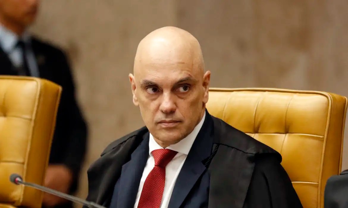 Moraes suspende visitas de Flávio a Bolsonaro na prisão domiciliar