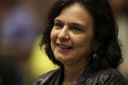 Nísia Trindade lança livro sobre bastidores da covid-19