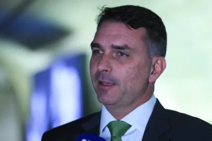 PL oficializa Flávio Bolsonaro como candidato à Presidência