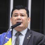 Deputado Gilvan da Federal fala ao microfone