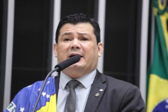 Deputado Gilvan da Federal fala ao microfone