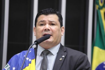 Deputado Gilvan da Federal fala ao microfone