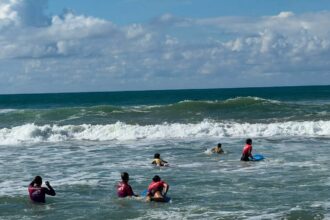 Projeto leva aulas de surf a estudantes em Lauro