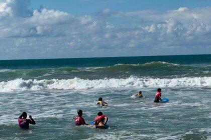 Projeto leva aulas de surf a estudantes em Lauro