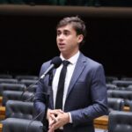 Deputado Nikolas Ferreira fala ao microfone
