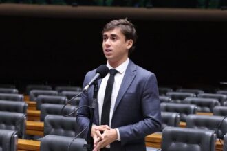Deputado Nikolas Ferreira fala ao microfone