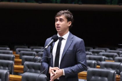 Deputado Nikolas Ferreira fala ao microfone