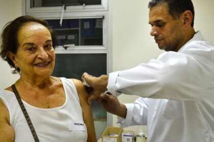 Vacina contra VSR em idosos reduz internações em 75%