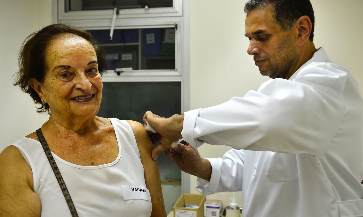 Vacina contra VSR em idosos reduz internações em 75%