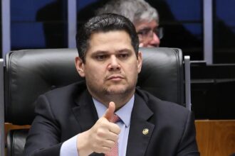 Alcolumbre destrava PEC do fim da 6x1 após conversas com Lula