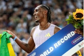 Alison dos Santos quebra recorde mundial nos 400m com barreiras